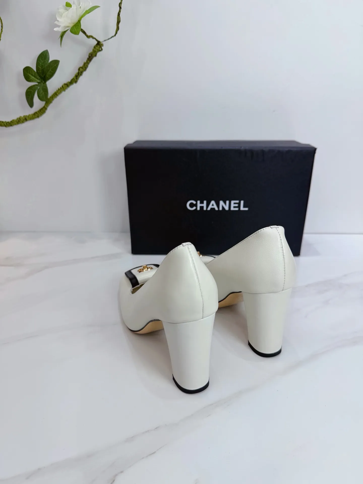 👟👟Ex-factory price 560👟👟 CHANEL 2026 Autumn Martin Boots Single Shoes Sandals Slippers Latest ❤ European Purchasing Agency & Fragrant Grandma’s New Fashion Latest Page 🔛 Small fragrant Martin boots that exude lasting charm ~ The original development supports any comparison in the market 🆚 The so-called smooth and natural lines can restore the original appearance. Many stars have recommended it One of the must-have items in spring. Super comfortable on the feet, really fragrant series... 💝💝💝 1⃣️Fabric: Imported Yangjing 2⃣️Inner: Imported sheepskin 3⃣️Outsole: Imported Italian original original color genuine leather outsole Heel height 8.0 4⃣️Code number: 35 to 39 (customized at 40.41)
